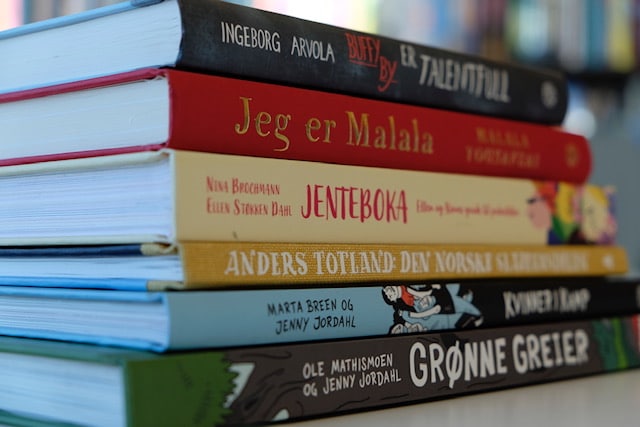 Noen av bøkene i biblioteket