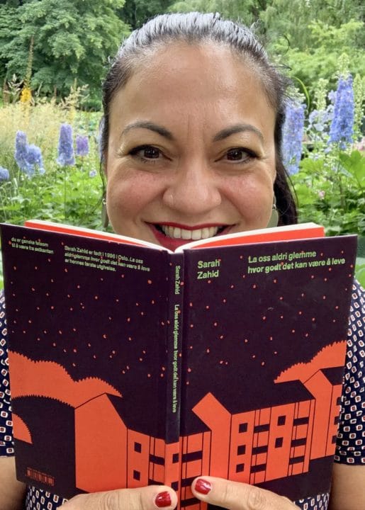 Veronica leser en bok av Sarah Zahid