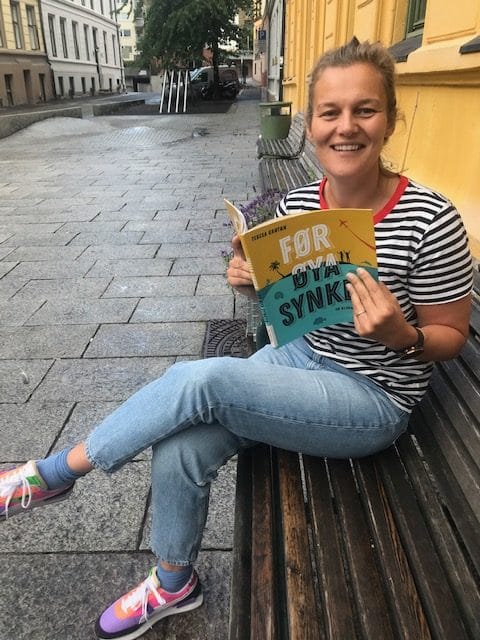 Eva leser fra boka Før øya synker