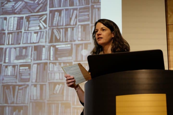 Foto av Hanna Bovim Bugge som holder foredrag